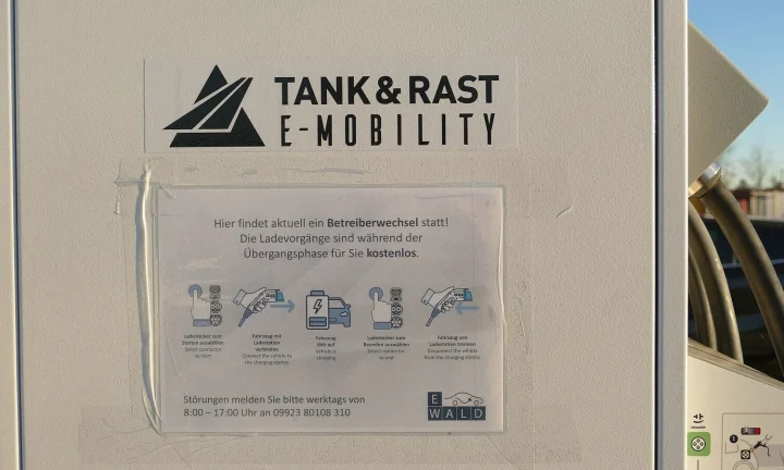 Voiture électrique réelle photographiée près d’une borne de recharge pour « Bornes de recharge publiques subventionnées : où les trouver en Belgique ? »