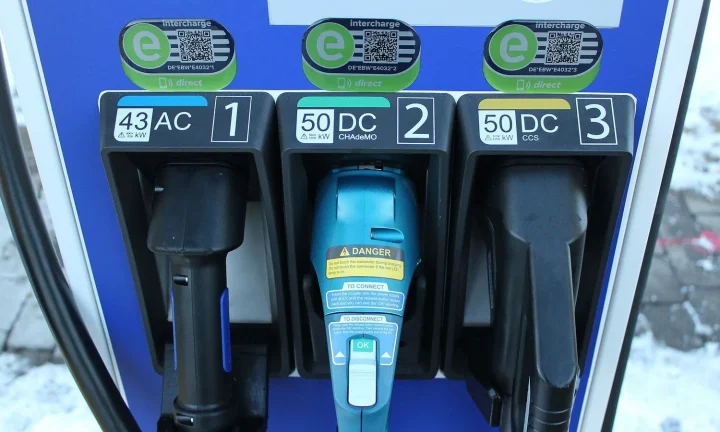 Voiture électrique réelle photographiée près d’une borne de recharge pour « Les bornes de recharge rapides (DC) en Belgique : Où les trouver et comment les utiliser »