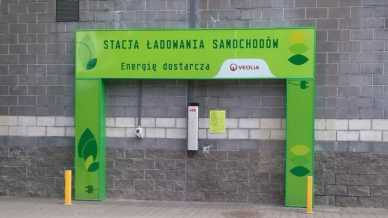 Voiture électrique réelle photographiée près d’une borne de recharge pour « Les bornes de recharge ultra-rapides en Belgique : Où et comment les utiliser ? »