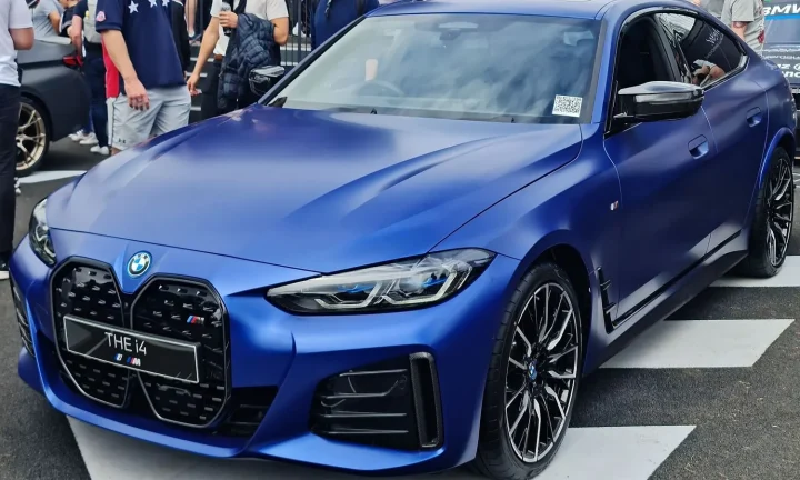 Voiture électrique réelle photographiée en extérieur pour « Bruxelles et les VE : zones de basses émissions et incitations financières »