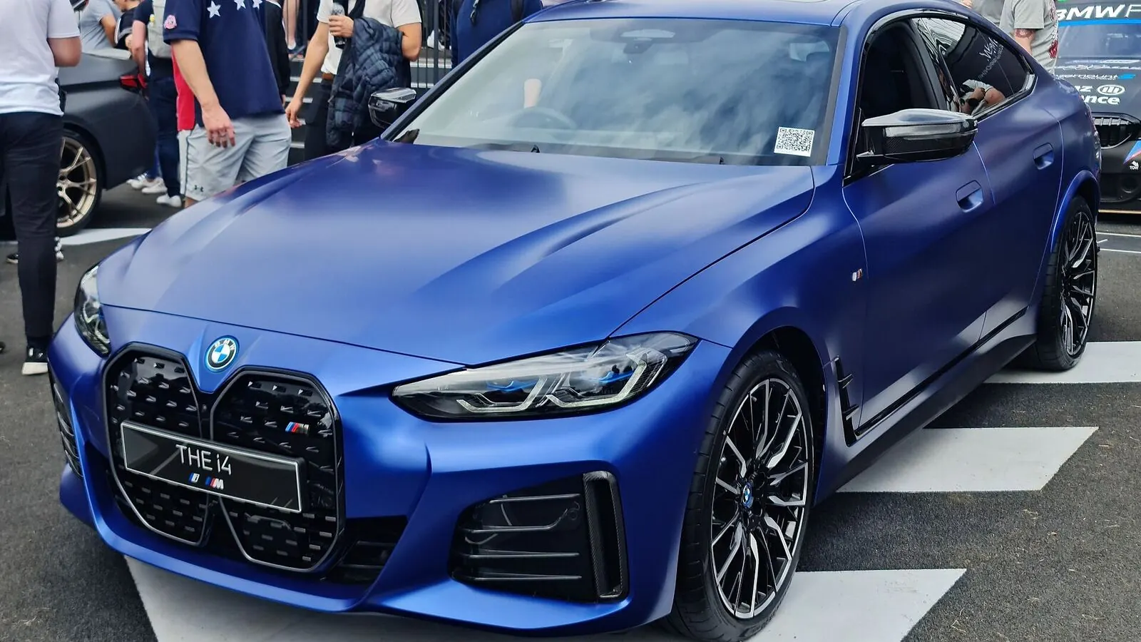 Voiture électrique réelle photographiée en extérieur pour « Bruxelles et les VE : zones de basses émissions et incitations financières »