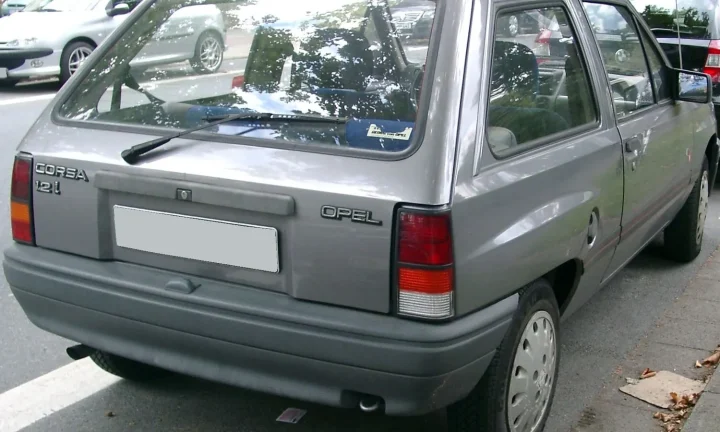 Voiture réelle photographiée en extérieur pour « Budget Camping-car en Belgique : Coûts Réels et Astuces pour Économiser »