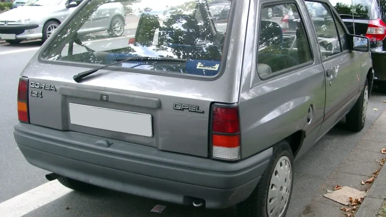 Voiture réelle photographiée en extérieur pour « Budget Camping-car en Belgique : Coûts Réels et Astuces pour Économiser »