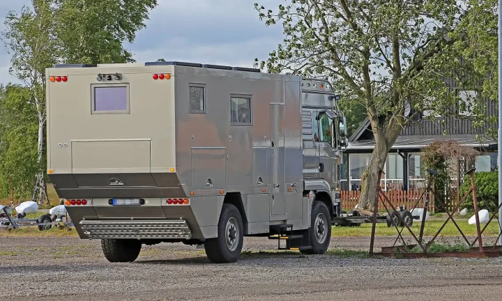 Camping-car réel photographié sur la route ou en stationnement pour « Budget camping-car : Combien coûte un camping-car en Belgique ? »