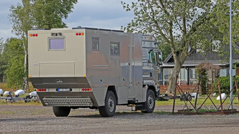 Camping-car réel photographié sur la route ou en stationnement pour « Budget camping-car : Combien coûte un camping-car en Belgique ? »