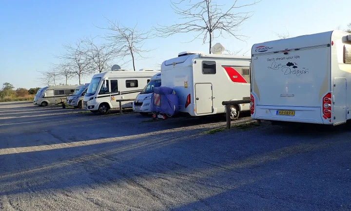 Camping-car réel photographié sur la route ou en stationnement pour « Budget Location Camping-Car Belgique: Coûts et Astuces pour Économiser »