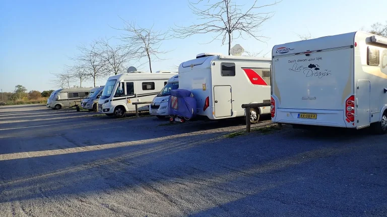 Camping-car réel photographié sur la route ou en stationnement pour « Budget Location Camping-Car Belgique: Coûts et Astuces pour Économiser »