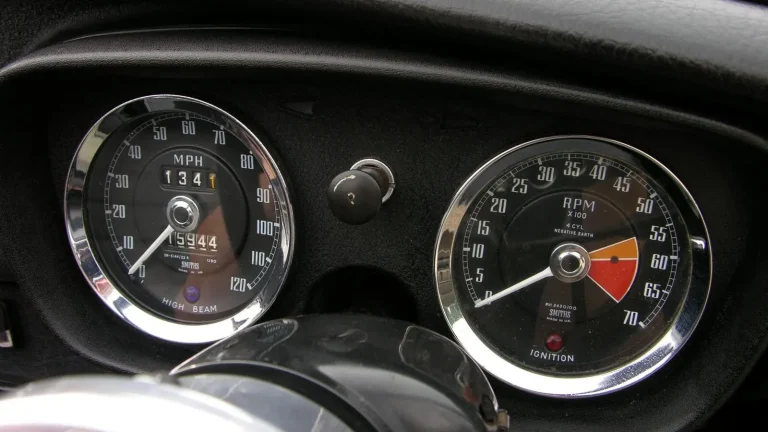Voiture réelle photographiée en extérieur pour « Budget Réparation Automobile: Combien Mettre de Côté pour votre Voiture d’Occasion? »