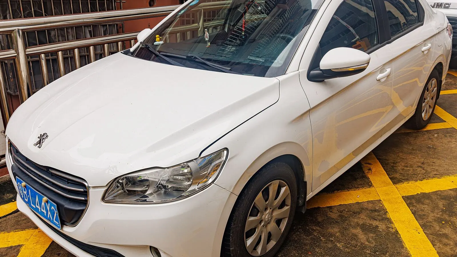 Voiture réelle photographiée en extérieur pour « Cadre juridique belge et européen du site »