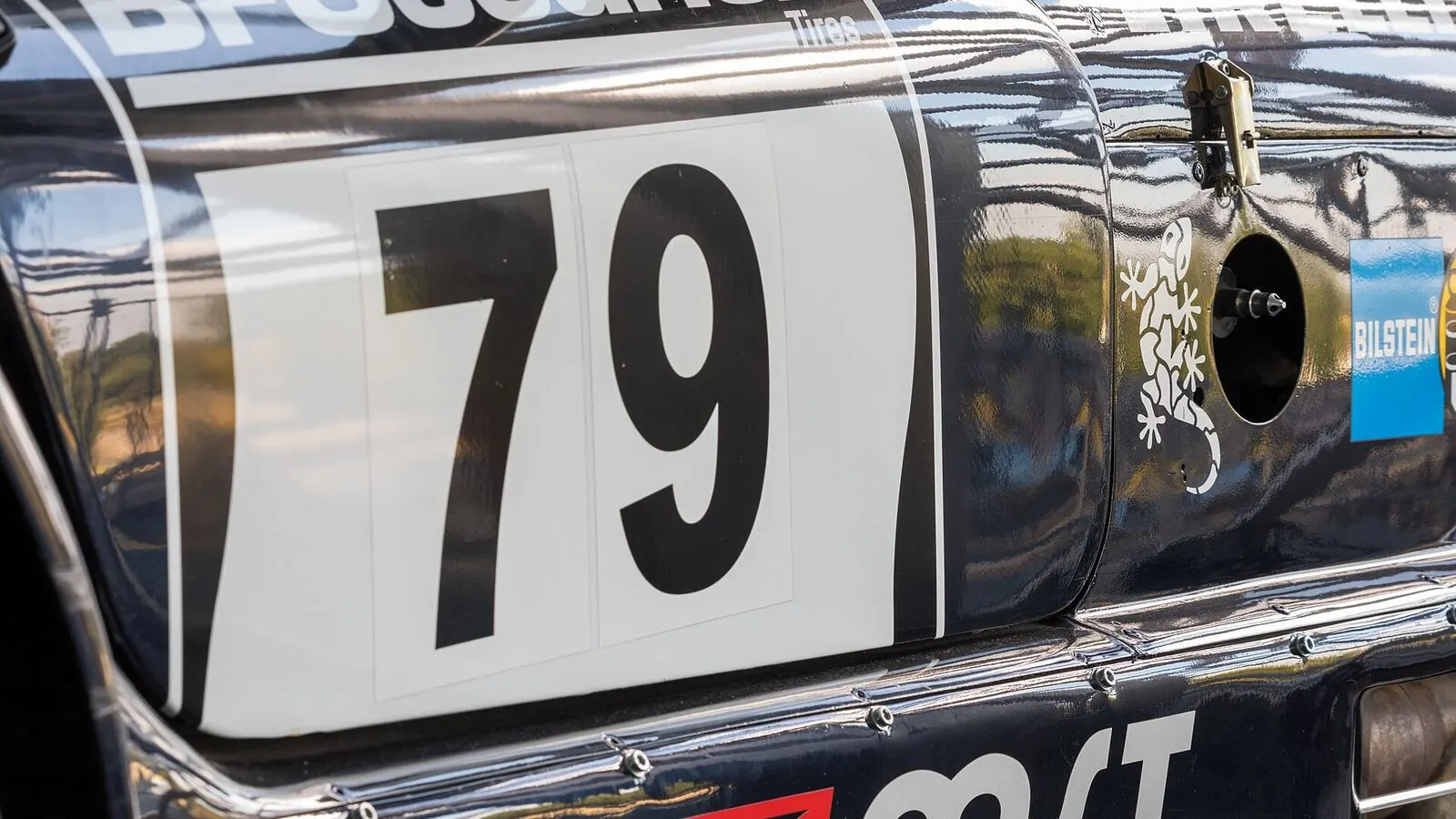 Voiture réelle photographiée dans un environnement routier pour « Calculateur du coût d’un trajet »