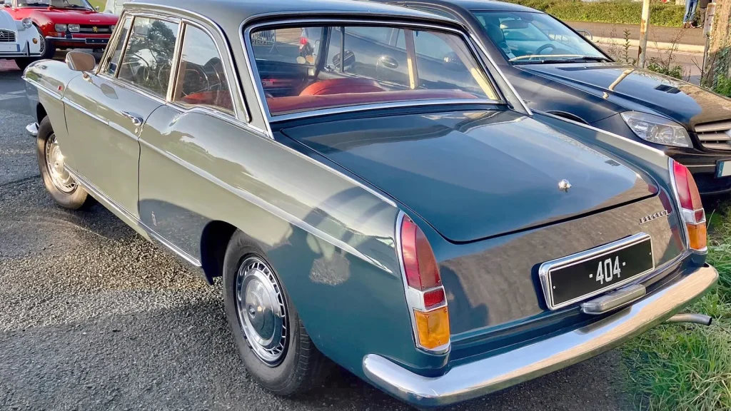 Voiture réelle photographiée en extérieur pour « Calculer le budget total d’un achat automobile Belgique–France »