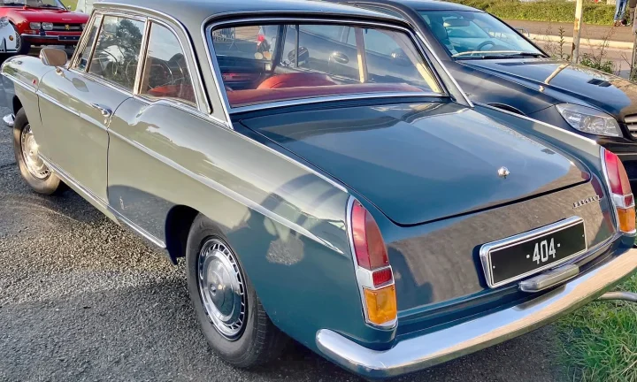 Voiture réelle photographiée en extérieur pour « Calculer le budget total d’un achat automobile Belgique–France »