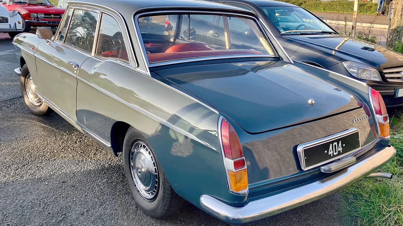 Voiture réelle photographiée en extérieur pour « Calculer le budget total d’un achat automobile Belgique–France »