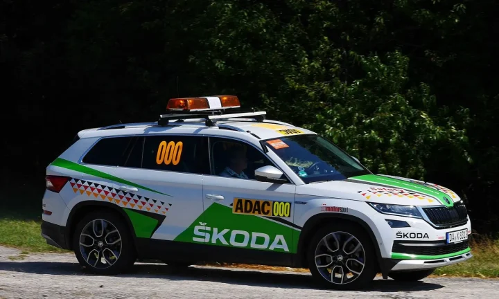 Voiture réelle photographiée en extérieur pour « Rencontres et Rassemblements de Camping-cars en Belgique : Le Calendrier Complet »