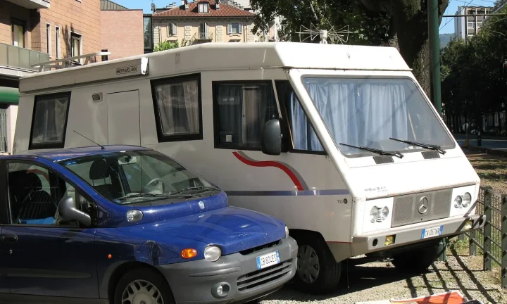 Camping-car réel photographié sur la route ou en stationnement pour « Caméras de Recul et Aides au Stationnement pour Camping-Car »