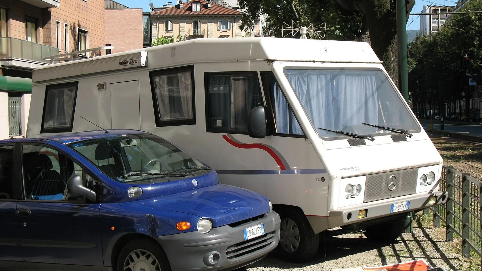 Camping-car réel photographié sur la route ou en stationnement pour « Caméras de Recul et Aides au Stationnement pour Camping-Car »