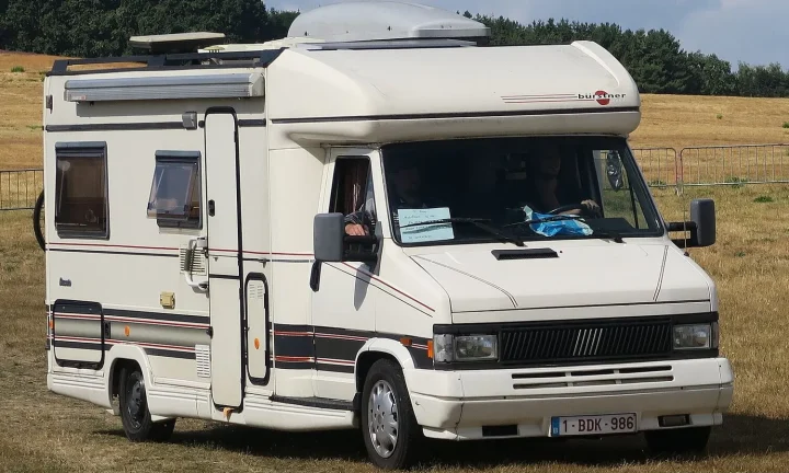 Camping-car réel photographié sur la route ou en stationnement pour « Camping-car accessible en Belgique : Itinéraires pour Personnes à Mobilité Réduite »