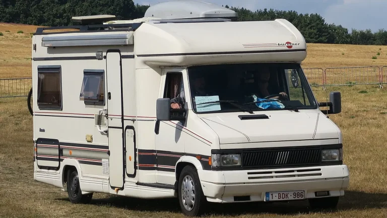 Camping-car réel photographié sur la route ou en stationnement pour « Camping-car accessible en Belgique : Itinéraires pour Personnes à Mobilité Réduite »