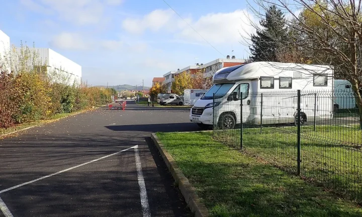 Camping-car réel photographié sur la route ou en stationnement pour « Camping-cars et Animaux de Compagnie : Les Aires et Campings « Pet-Friendly » en Belgique »