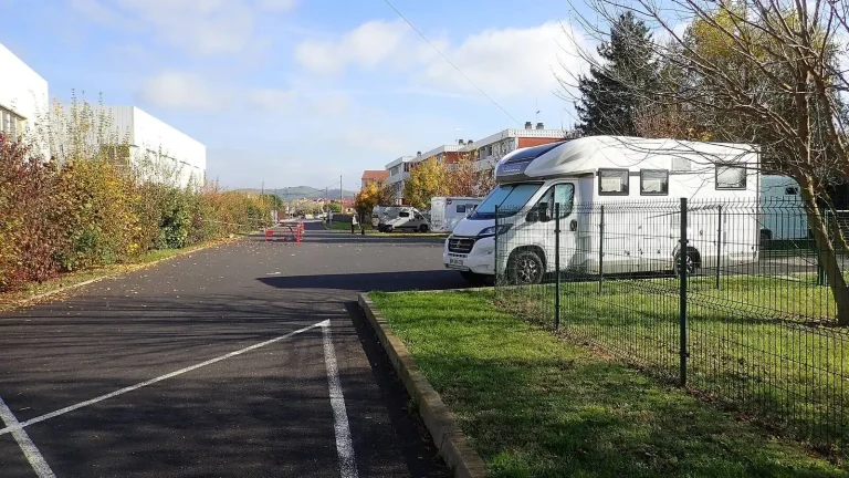 Camping-car réel photographié sur la route ou en stationnement pour « Camping-cars et Animaux de Compagnie : Les Aires et Campings « Pet-Friendly » en Belgique »