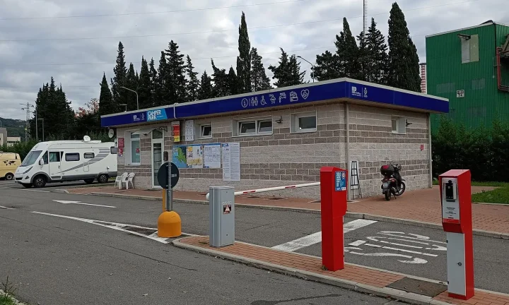 Camping-car réel photographié sur la route ou en stationnement pour « Camping-car et Caravane en Belgique : Différences Légales et Réglementaires »