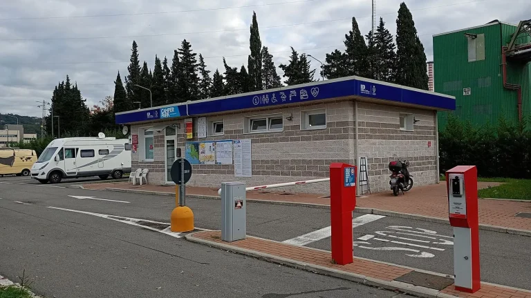 Camping-car réel photographié sur la route ou en stationnement pour « Camping-car et Caravane en Belgique : Différences Légales et Réglementaires »