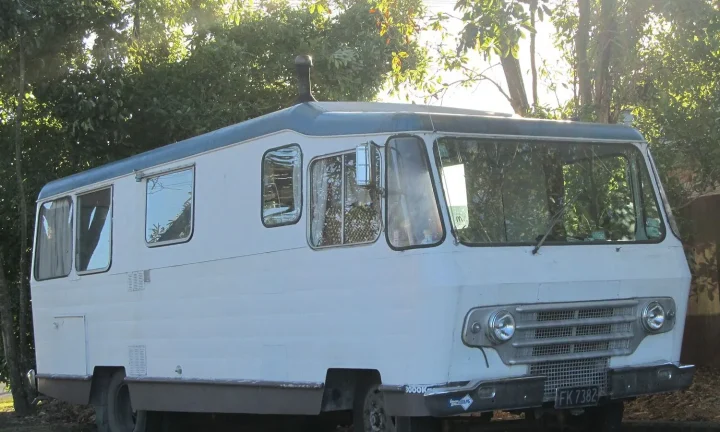 Camping-car réel photographié sur la route ou en stationnement pour « Location de Camping-Car de Luxe en Belgique: Vivez l’Expérience Haut de Gamme »