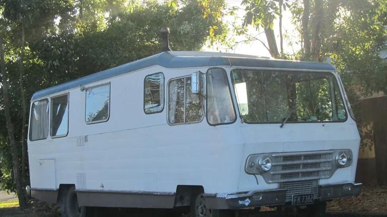 Camping-car réel photographié sur la route ou en stationnement pour « Location de Camping-Car de Luxe en Belgique: Vivez l’Expérience Haut de Gamme »