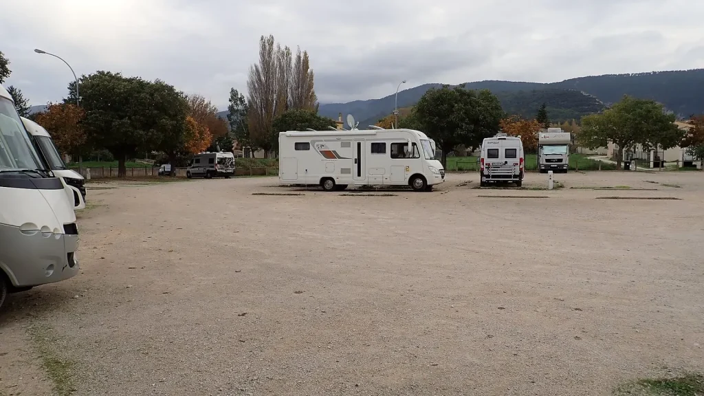 Camping-car réel photographié sur la route ou en stationnement pour « Camping-car neuf vs. occasion en Belgique : Lequel choisir ? »
