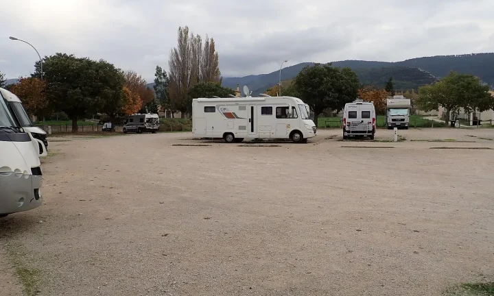 Camping-car réel photographié sur la route ou en stationnement pour « Camping-car neuf vs. occasion en Belgique : Lequel choisir ? »