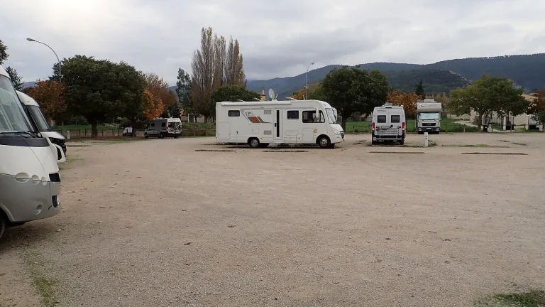 Camping-car réel photographié sur la route ou en stationnement pour « Camping-car neuf vs. occasion en Belgique : Lequel choisir ? »