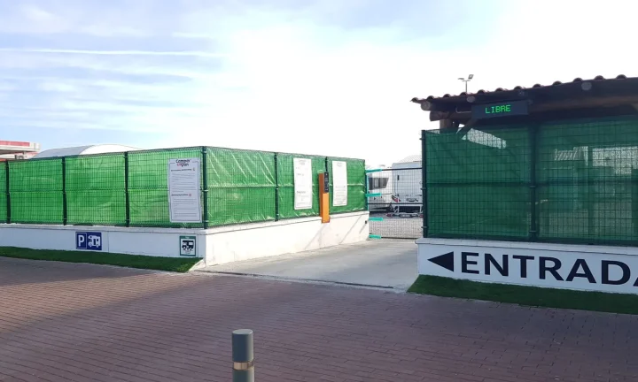 Camping-car réel photographié sur la route ou en stationnement pour « Camping-car et Vélo en Belgique : Aires de Service Pratiques pour Cyclistes »