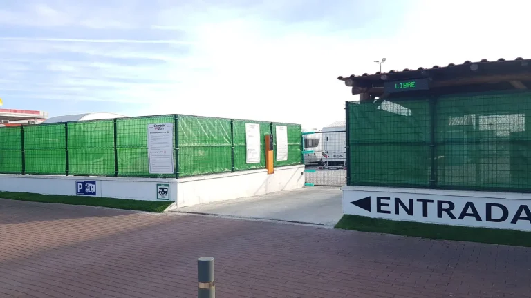 Camping-car réel photographié sur la route ou en stationnement pour « Camping-car et Vélo en Belgique : Aires de Service Pratiques pour Cyclistes »