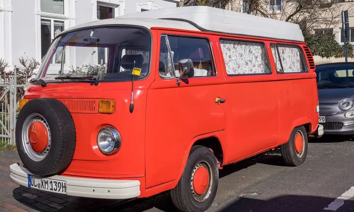 Camping-car réel photographié sur la route ou en stationnement pour « Camping-car et vélo en Belgique : Les plus belles pistes cyclables à explorer »