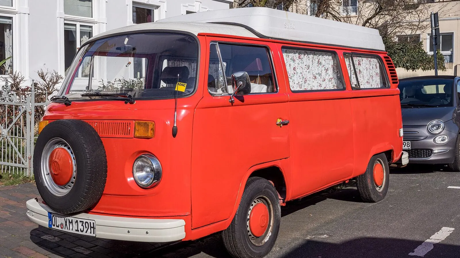 Camping-car réel photographié sur la route ou en stationnement pour « Camping-car et vélo en Belgique : Les plus belles pistes cyclables à explorer »