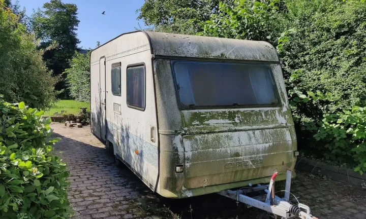 Camping-car réel photographié sur la route ou en stationnement pour « Camping à la Ferme avec votre Camping-car en Belgique : L’Expérience Authentique »