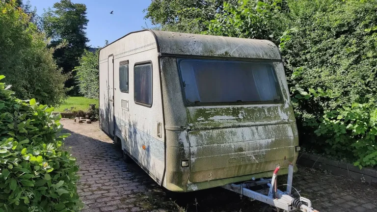 Camping-car réel photographié sur la route ou en stationnement pour « Camping à la Ferme avec votre Camping-car en Belgique : L’Expérience Authentique »