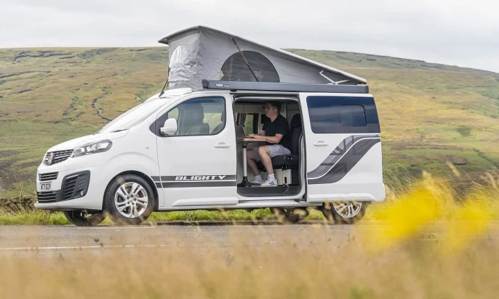 Camping-car réel photographié sur la route ou en stationnement pour « Camping Sauvage et Bivouac en Camping-Car en Belgique: Ce qu’il Faut Savoir »