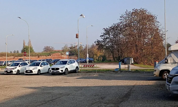 Camping-car réel photographié sur la route ou en stationnement pour « Camping Sauvage et Bivouac en Camping-car en Belgique : Que Dit la Loi ? »
