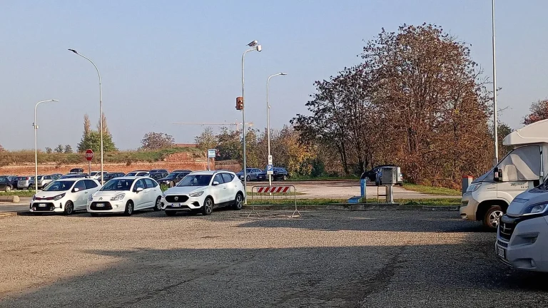 Camping-car réel photographié sur la route ou en stationnement pour « Camping Sauvage et Bivouac en Camping-car en Belgique : Que Dit la Loi ? »