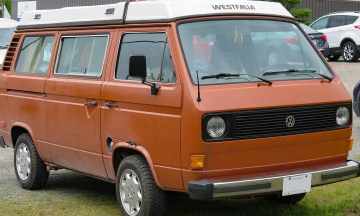 Camping-car réel photographié sur la route ou en stationnement pour « Les Campings Amis des Camping-caristes en Belgique : Sélection Communautaire »