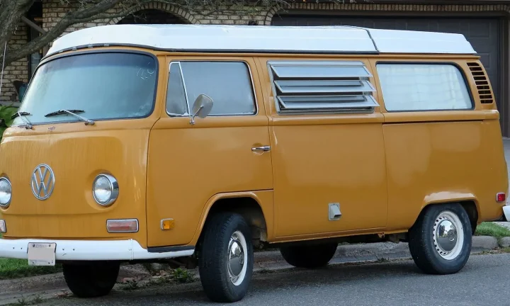 Camping-car réel photographié sur la route ou en stationnement pour « Calculer votre capacité d’emprunt pour un camping-car en Belgique »