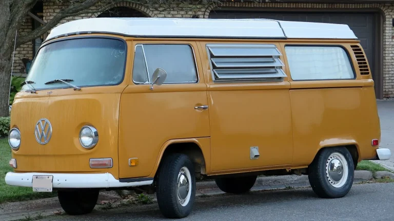 Camping-car réel photographié sur la route ou en stationnement pour « Calculer votre capacité d’emprunt pour un camping-car en Belgique »