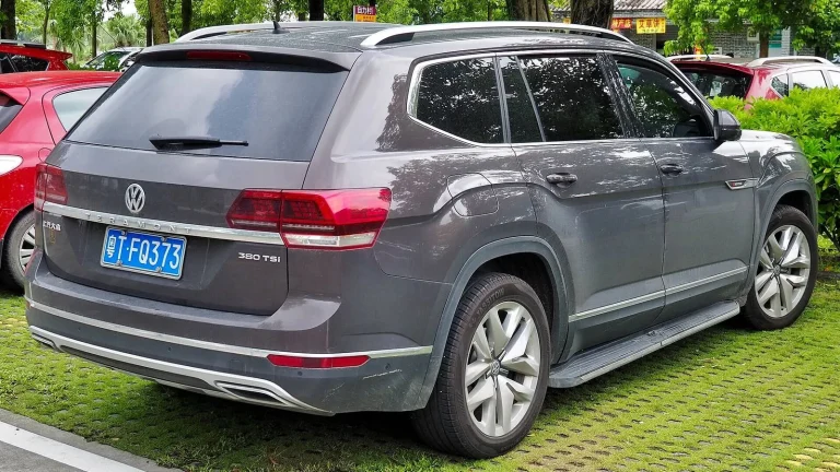 Voiture réelle photographiée en extérieur pour « Le Car-Pass belge: Votre meilleur allié contre la fraude au kilométrage »