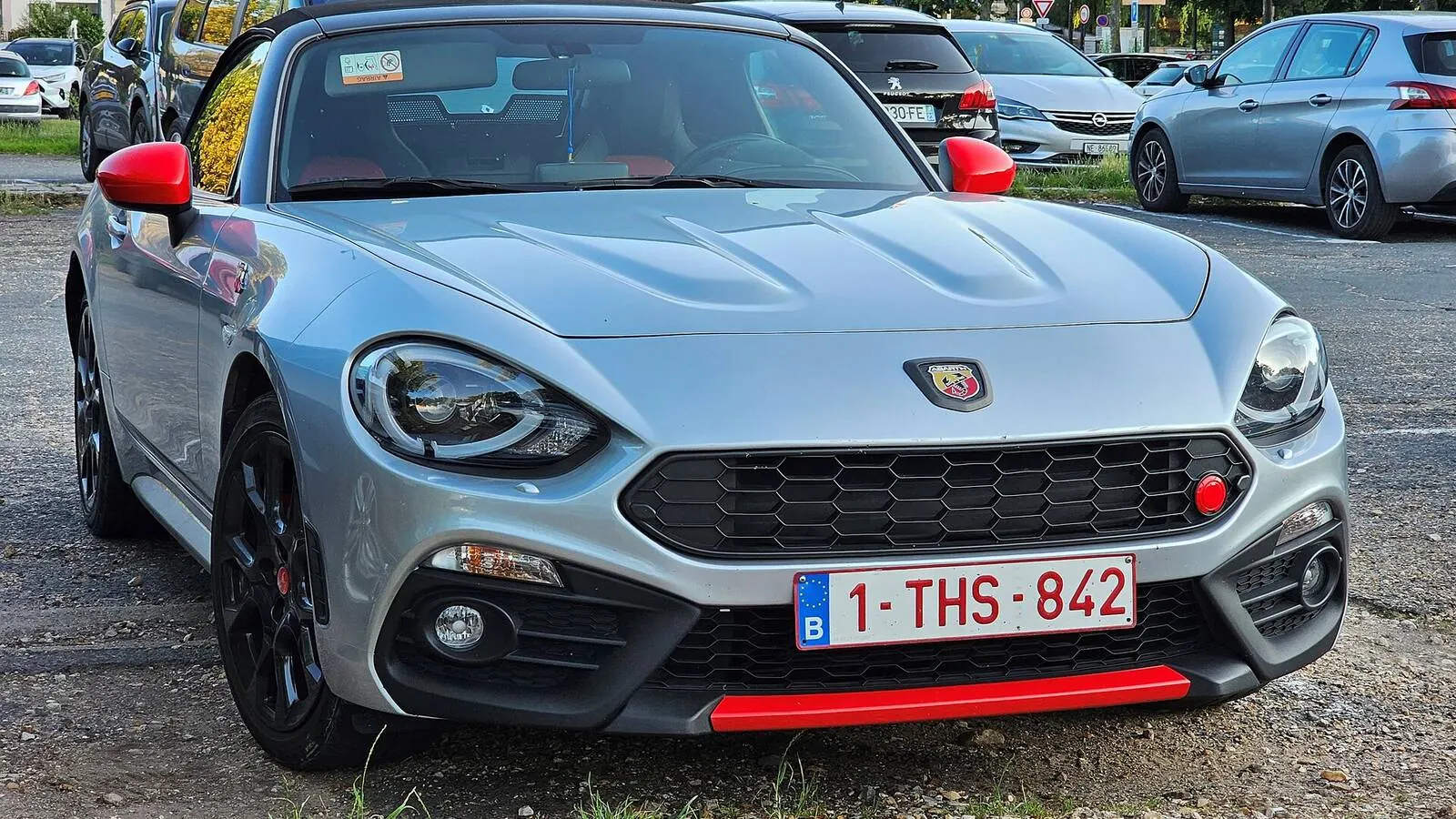 Voiture réelle photographiée dans un contexte de démarches automobiles pour « Car-Pass : Pourquoi est-il Crucial pour la Vente de Votre Véhicule en Belgique ? »