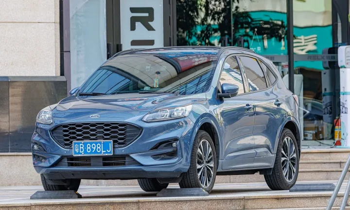Voiture réelle photographiée en extérieur pour « La carte de recharge universelle en Belgique : gestion des coûts et praticité »