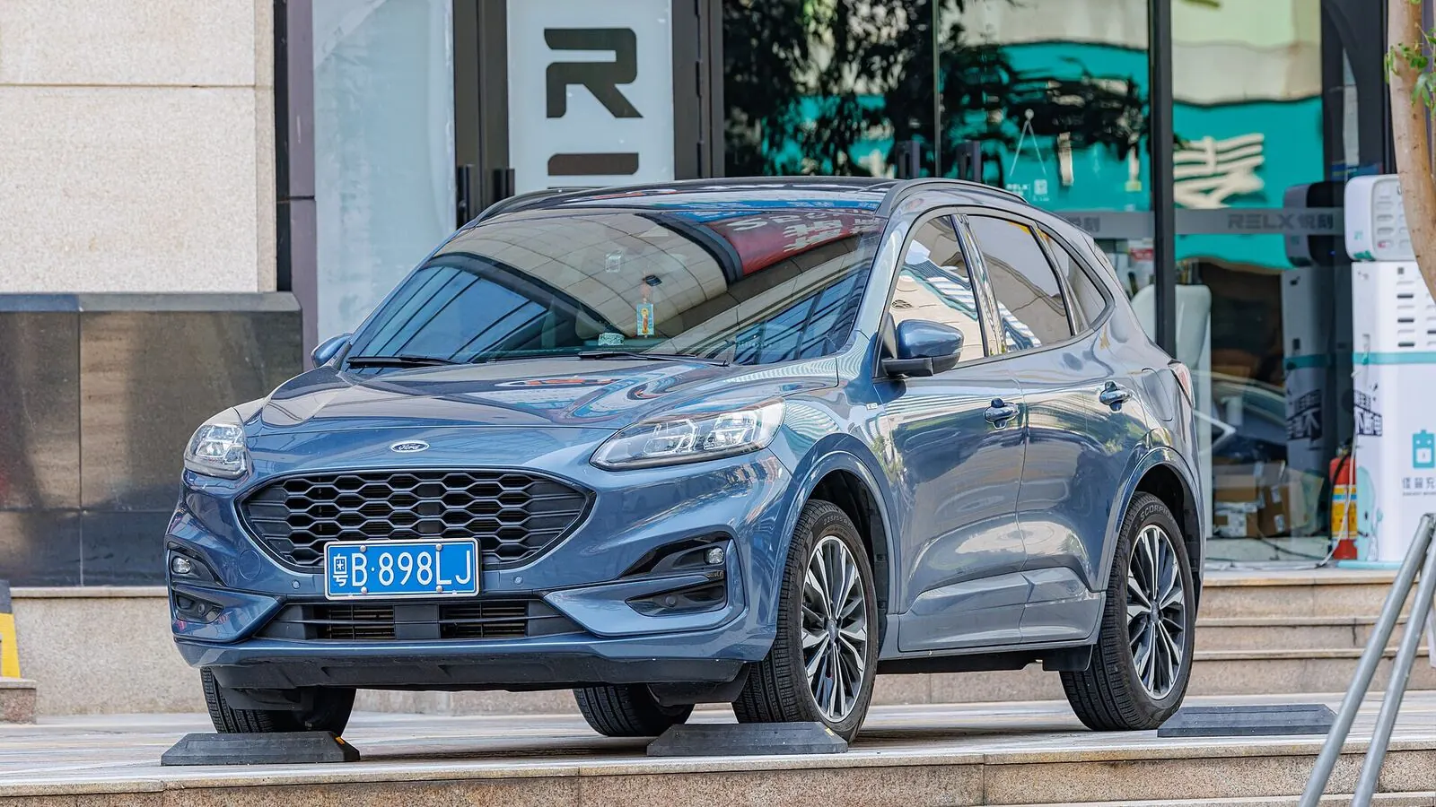 Voiture réelle photographiée en extérieur pour « La carte de recharge universelle en Belgique : gestion des coûts et praticité »
