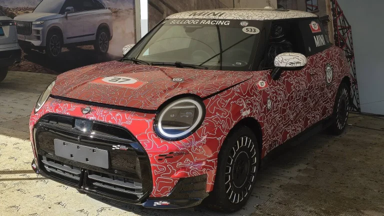 Voiture électrique réelle photographiée en extérieur pour « La carte verte d’assurance auto en Belgique : Votre preuve d’assurance »