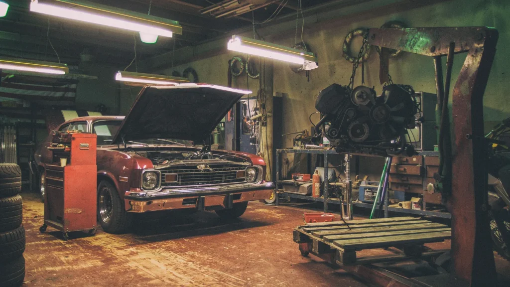 Voiture inspectée dans un atelier automobile