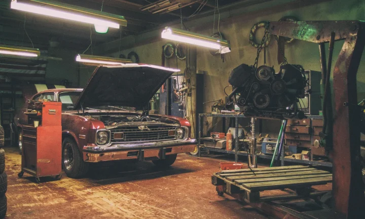 Voiture inspectée dans un atelier automobile